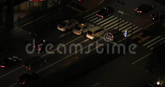 东京市区的一条夜街远射高角视频的预览图