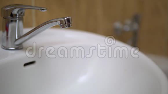 男人在家洗手最好的方法冠状病毒冲洗水擦肥皂消毒视频的预览图