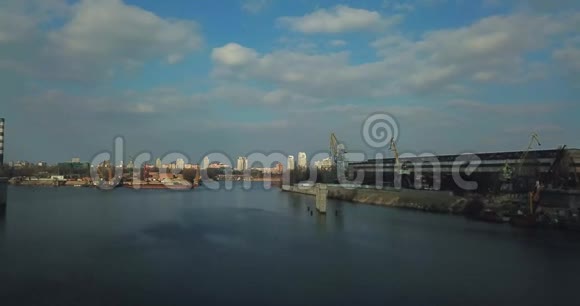 从空中俯瞰无人驾驶飞机在第聂伯河上的造船厂上空飞行东欧基辅的奥波隆地区基辅乌克兰视频的预览图