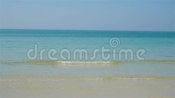 热带海滩白色的沙滩碧绿色的海水美丽的多彩的天空视频的预览图