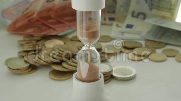 沙漏中的沙子背景是欧元钞票视频的预览图