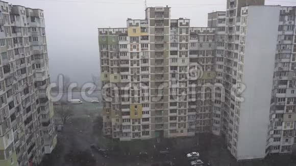 城市大雪近高层建筑慢动作视频的预览图