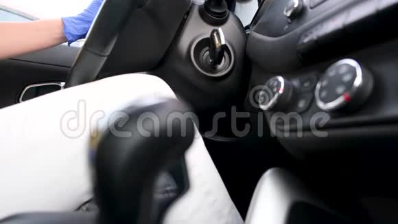 4k穿蓝色防护医疗手套的女司机无法辨认的欧洲女性手启动一辆车转动一把钥匙妇女视频的预览图