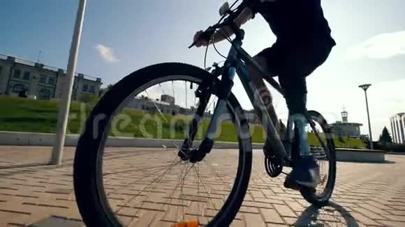 残疾人正在驾驶自行车视频的预览图