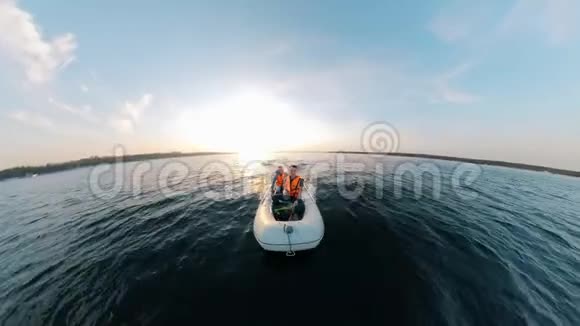 由两名男子驾驶的充气船在顶景处救生视频的预览图