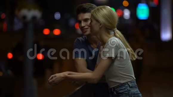 快乐的年轻情侣在城市大街上聊天拥抱浪漫视频的预览图