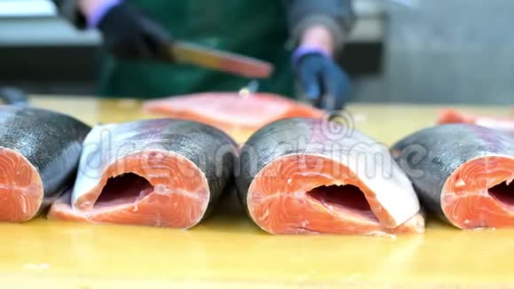 鱼片厂切片鲑鱼红视频的预览图