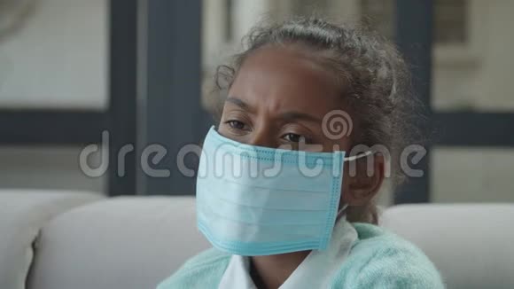 带着医用口罩的病女视频的预览图