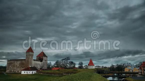 KuressaareSaaremaa岛爱沙尼亚夜以继日的圣公会城堡传统中世纪建筑视频的预览图