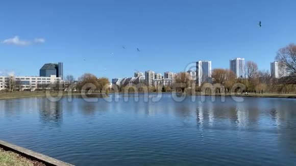 春季明斯克国家图书馆和斯利亚皮安卡供水系统视频的预览图
