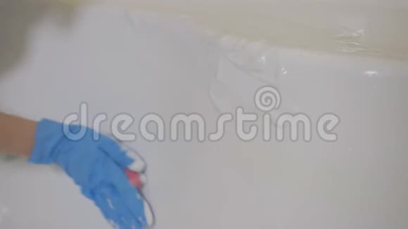 一个女人洗白色毛巾浴视频的预览图