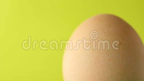 五颜六色的复活节彩蛋在黄色的背景上视频的预览图