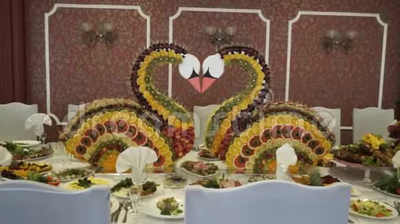 节日桌上有水果蔬菜菜肴鱼和肉为客人的到来而精心装饰视频的预览图