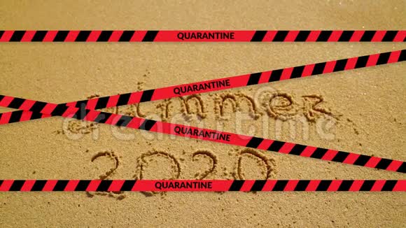 带2020年夏季文本和带检疫标志的警告红带的海水和沙子缓慢运动视频的预览图