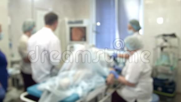 在医院进行内镜手术的医生和护士视频的预览图