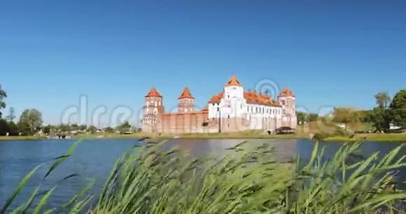 米尔白俄罗斯米尔城堡综合体从湖边封建制度的建筑组合古代文化纪念碑视频的预览图
