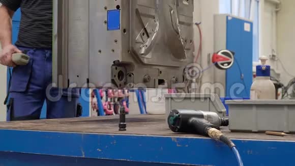 工厂采用起重机进行重金属施工的搬迁技术人员采用遥控起重机进行控制视频的预览图