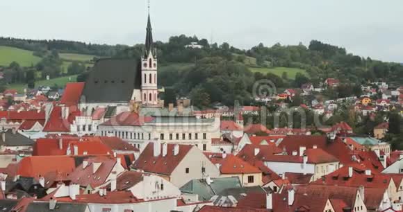 已定捷克共和国塞斯基克鲁姆洛夫阳光明媚的秋日圣维特教堂和城市景观联合国教科文组织世界遗产中心视频的预览图