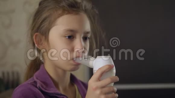 小女孩用雾化器做吸入治疗对视频的预览图