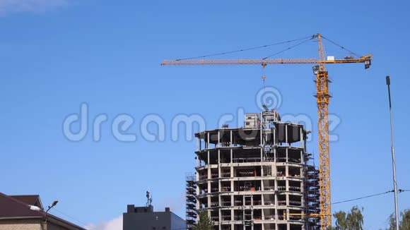 塔吊与单片混凝土建筑对抗蓝天视频的预览图