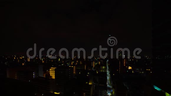 东京市区大街黎明时分的高角宽景拍摄视频的预览图