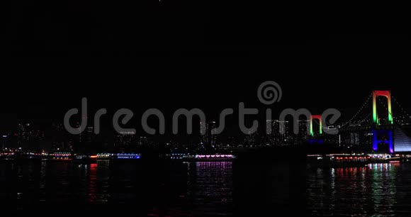 东京市区彩虹桥附近的一场夜间烟花视频的预览图