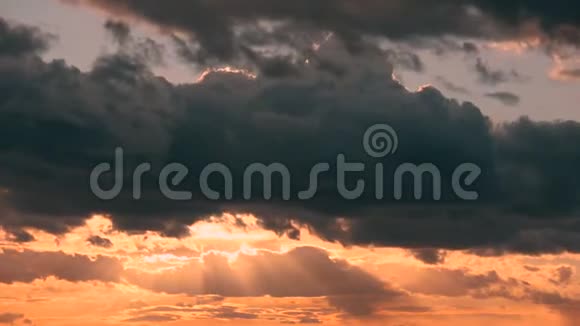 阳光透过夕阳的天空明亮的戏剧天空和蓬松的云黄色橙色蓝色和洋红色黎明视频的预览图