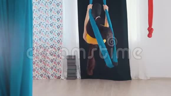 空中瑜伽两个女人用吊床准备训练视频的预览图