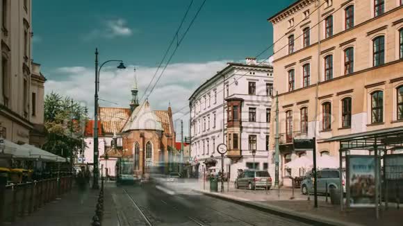 已定波兰克拉科夫多米尼加广场附近的电车运动圣弗朗西斯的交通和方济会修道院和巴西利卡视频的预览图
