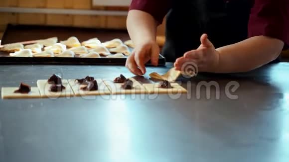 女性的手形成饼干与填充视频的预览图
