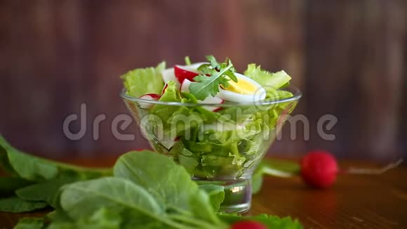 春色拉配胡瓜煮鸡蛋新鲜萝卜沙拉叶放在玻璃碗里视频的预览图
