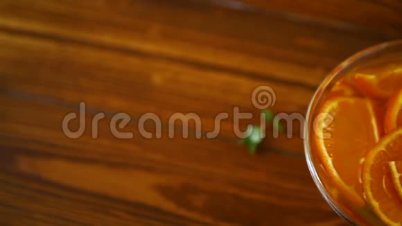 放在木桌上的玻璃碗里的橘子糖浆视频的预览图