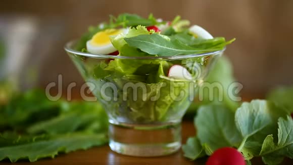 春色拉配胡瓜煮鸡蛋新鲜萝卜沙拉叶放在玻璃碗里视频的预览图
