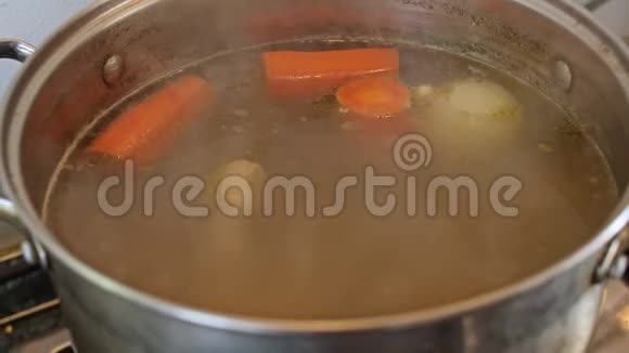 蔬菜鸡汤混合烹饪视频的预览图