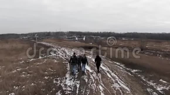 一群人在冬天的田野上散步视频的预览图