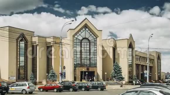 戈梅尔白俄罗斯阳光明媚的夏日火车站大厦设置视频的预览图