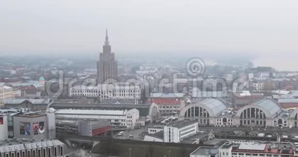 已定拉脱维亚里加雾蒙蒙的雨天俯瞰城市景观拉脱维亚科学院建立在莫斯科的模型上视频的预览图