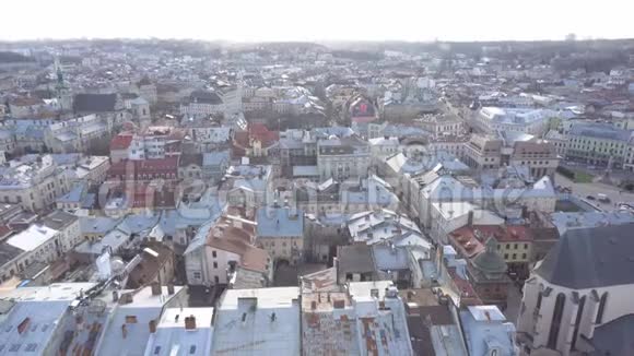 美丽的城市景观从一个高度现代建筑和教堂房屋屋顶城市背景视频的预览图