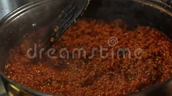 将肉末的博洛尼亚酱用平底锅混合然后盖上盖子意大利食品概念视频的预览图