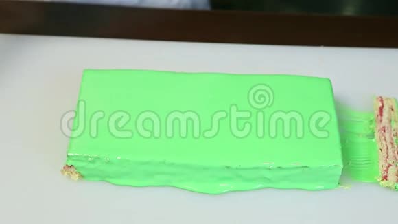 奶油水果分层蛋糕装饰绿色镜面釉的顶部景观视频的预览图