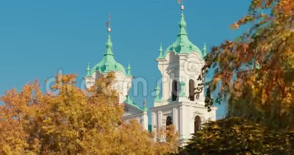 格罗德诺白俄罗斯圣弗朗西斯泽维尔大教堂秋日阳光明媚视频的预览图