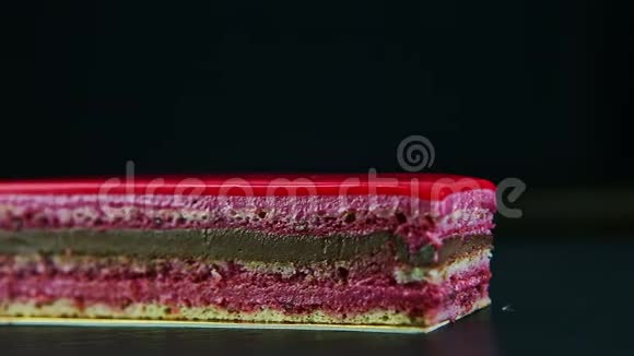 粉色釉面巧克力和浆果分层蛋糕部分的特写全景视频的预览图
