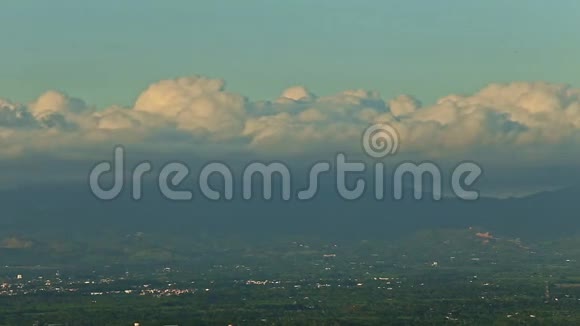 蓝山白云的绿谷特写全景视频的预览图