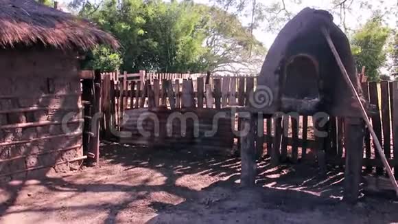 农村住房用泥木建成视频的预览图