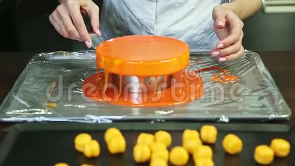 糖果师用刀把整个圆橙釉芝士蛋糕拿到手视频的预览图
