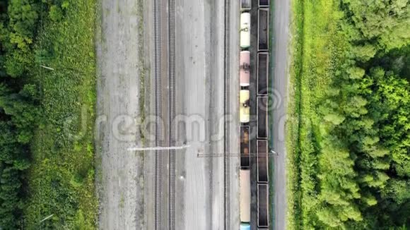 夏季提供空货运车可从上到下4k空中观看铁路轨道视频的预览图