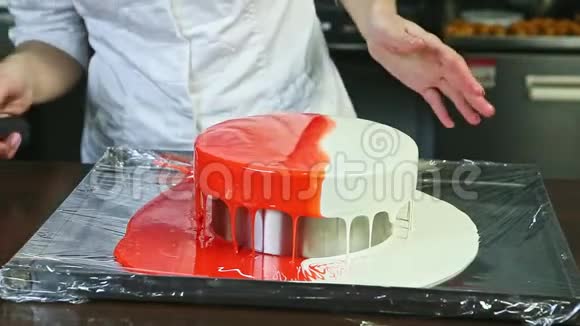 糖果师尝试用重红白釉全圆芝士蛋糕视频的预览图