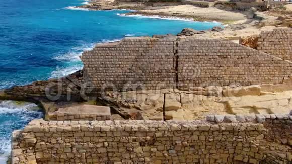 飞越马耳他海岸古老的废墟视频的预览图