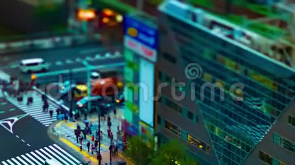 东京市区高角度倾斜变焦的街道时间推移视频的预览图