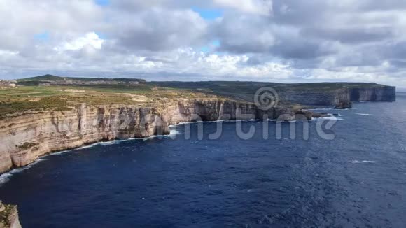 沿着戈佐马耳他海岸飞行奇妙的自然视频的预览图